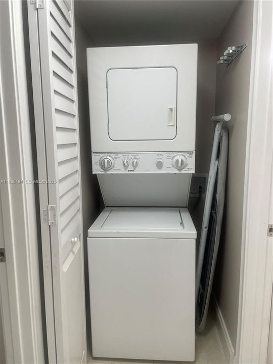 For Sale: $245,000 (2 beds, 2 baths, 1100 Square Feet)