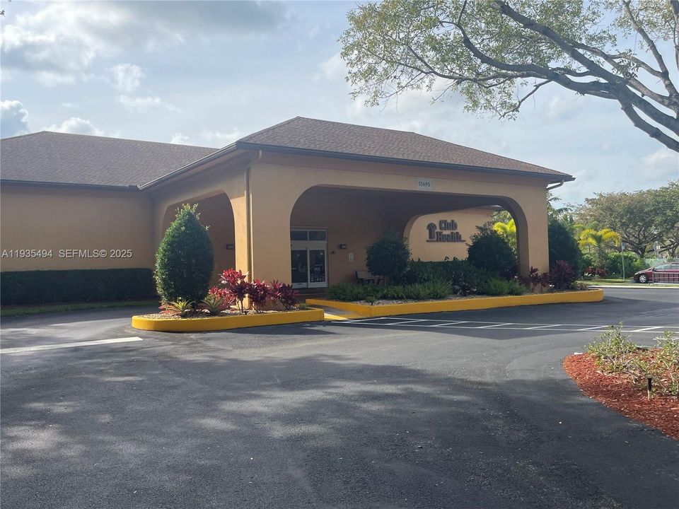 For Sale: $245,000 (2 beds, 2 baths, 1100 Square Feet)