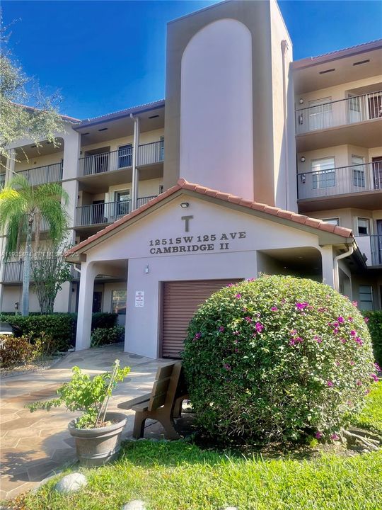 For Sale: $245,000 (2 beds, 2 baths, 1100 Square Feet)