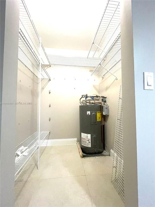 2ND BEDROOM WALK IN CLOSET