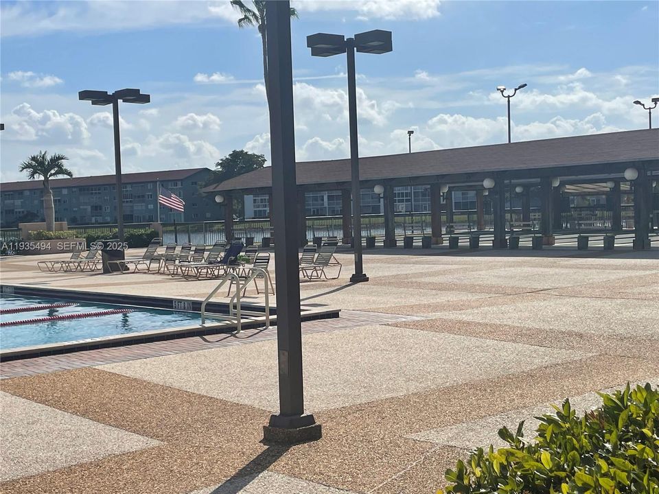 For Sale: $245,000 (2 beds, 2 baths, 1100 Square Feet)