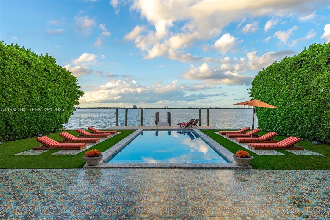 For Rent: $80,000 (5 beds, 7 baths, 5659 Square Feet)