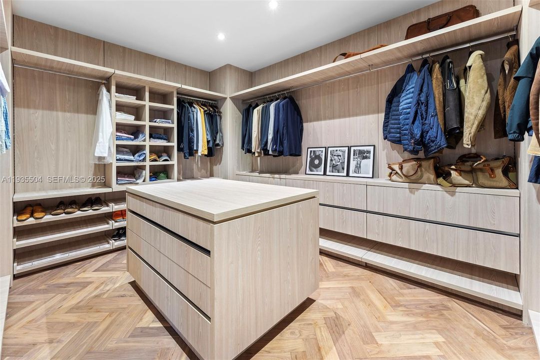 For Rent: $80,000 (5 beds, 7 baths, 5659 Square Feet)