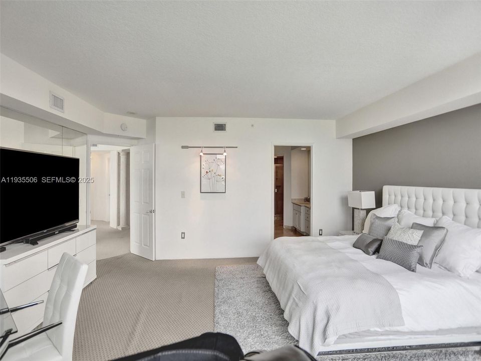 For Sale: $950,000 (3 beds, 3 baths, 2130 Square Feet)