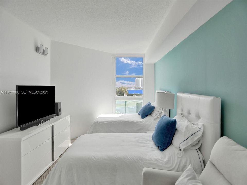 For Sale: $950,000 (3 beds, 3 baths, 2130 Square Feet)