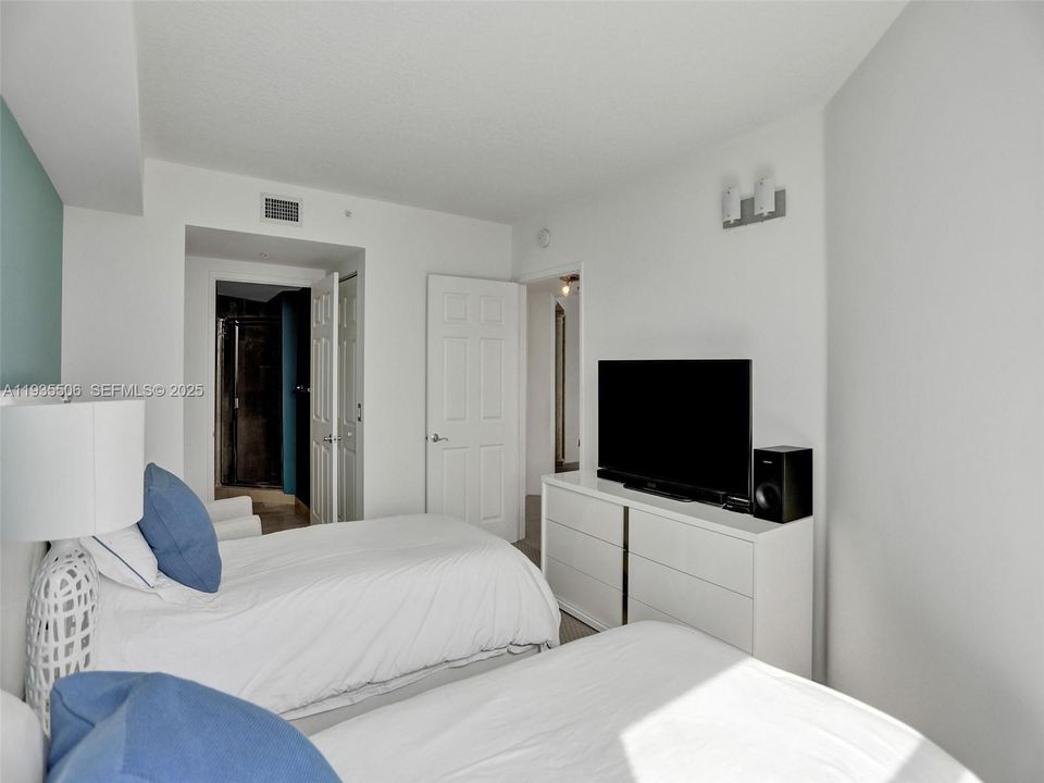 For Sale: $950,000 (3 beds, 3 baths, 2130 Square Feet)