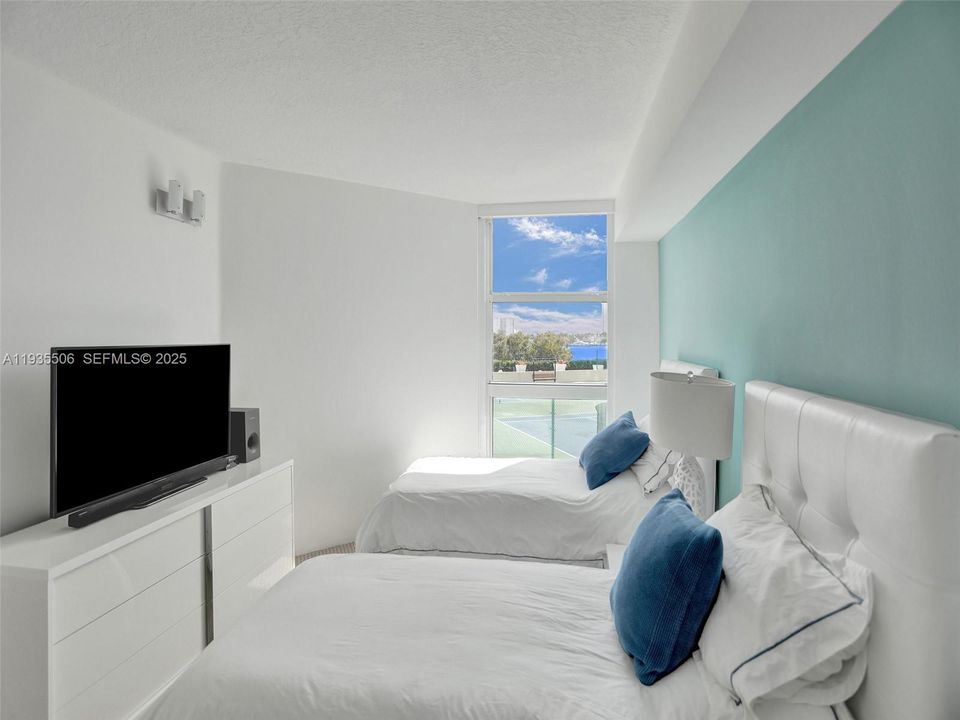 For Sale: $950,000 (3 beds, 3 baths, 2130 Square Feet)