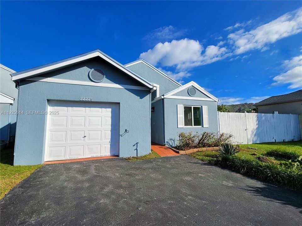 For Sale: $515,000 (3 beds, 2 baths, 1166 Square Feet)