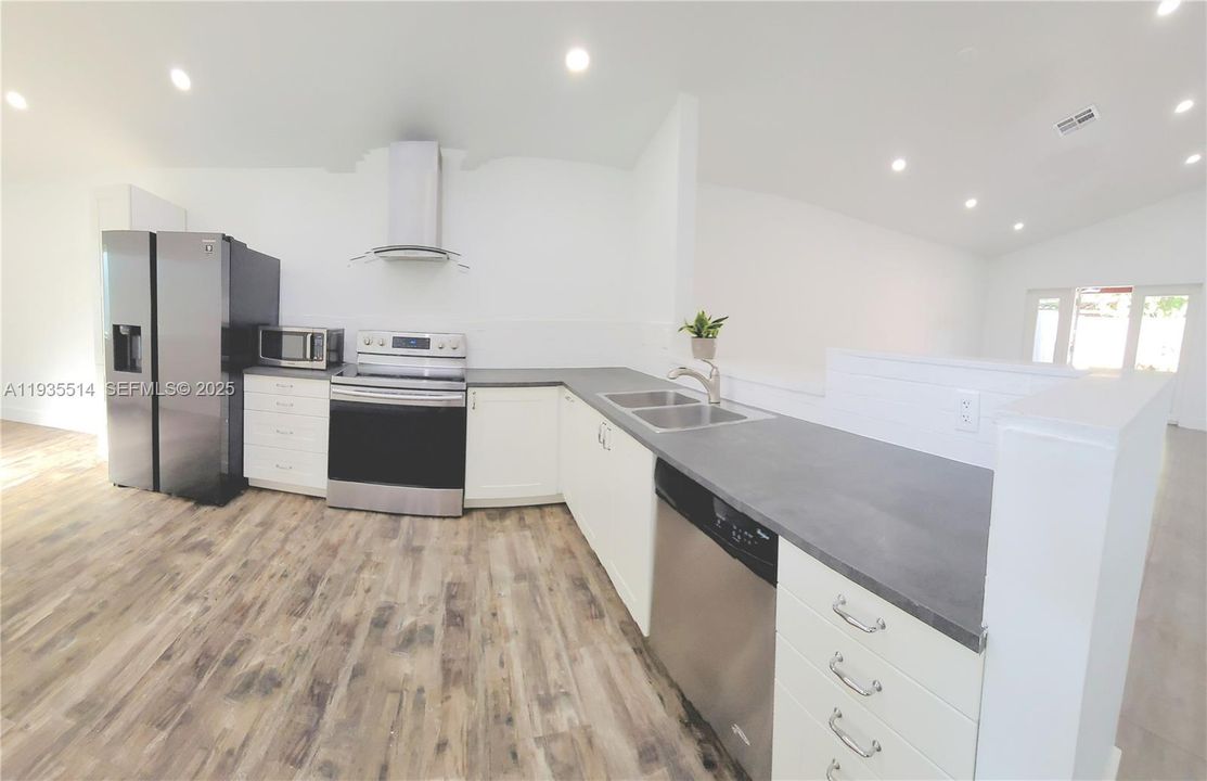 For Sale: $515,000 (3 beds, 2 baths, 1166 Square Feet)