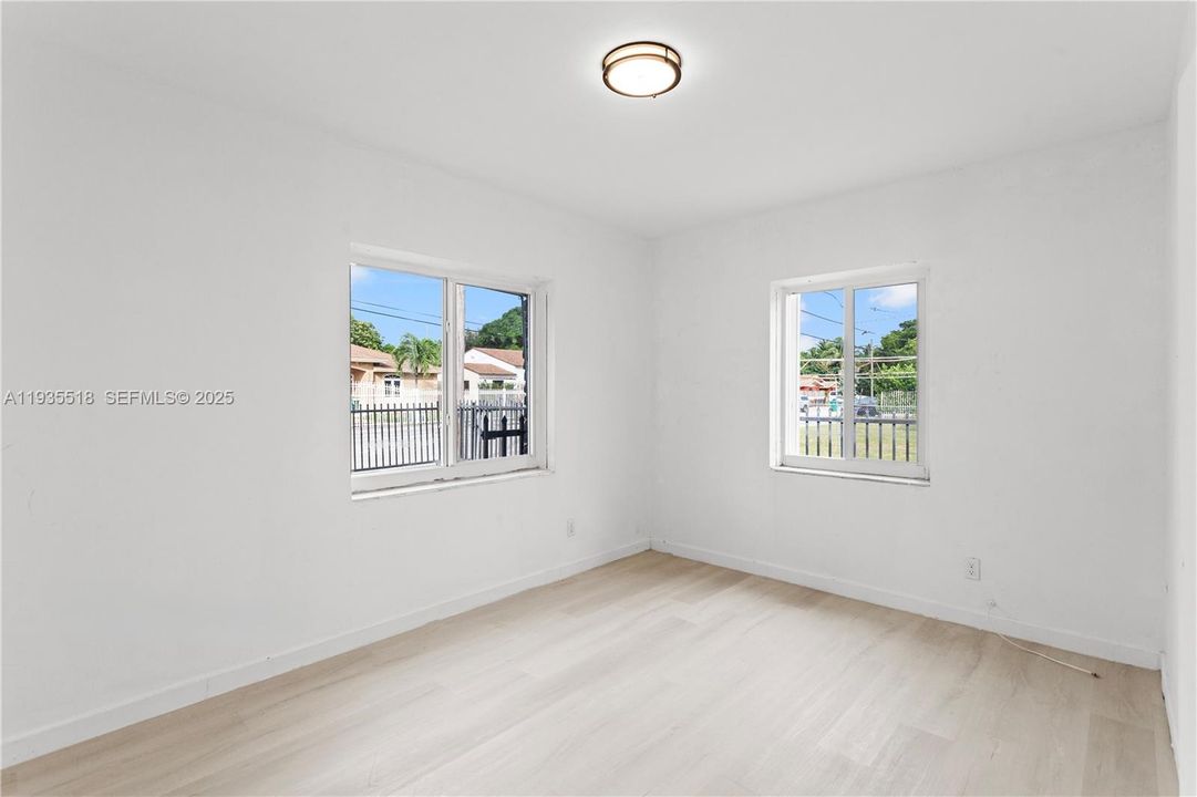 出租: $3,975 (3 贝兹, 2 浴室, 1066 平方英尺)