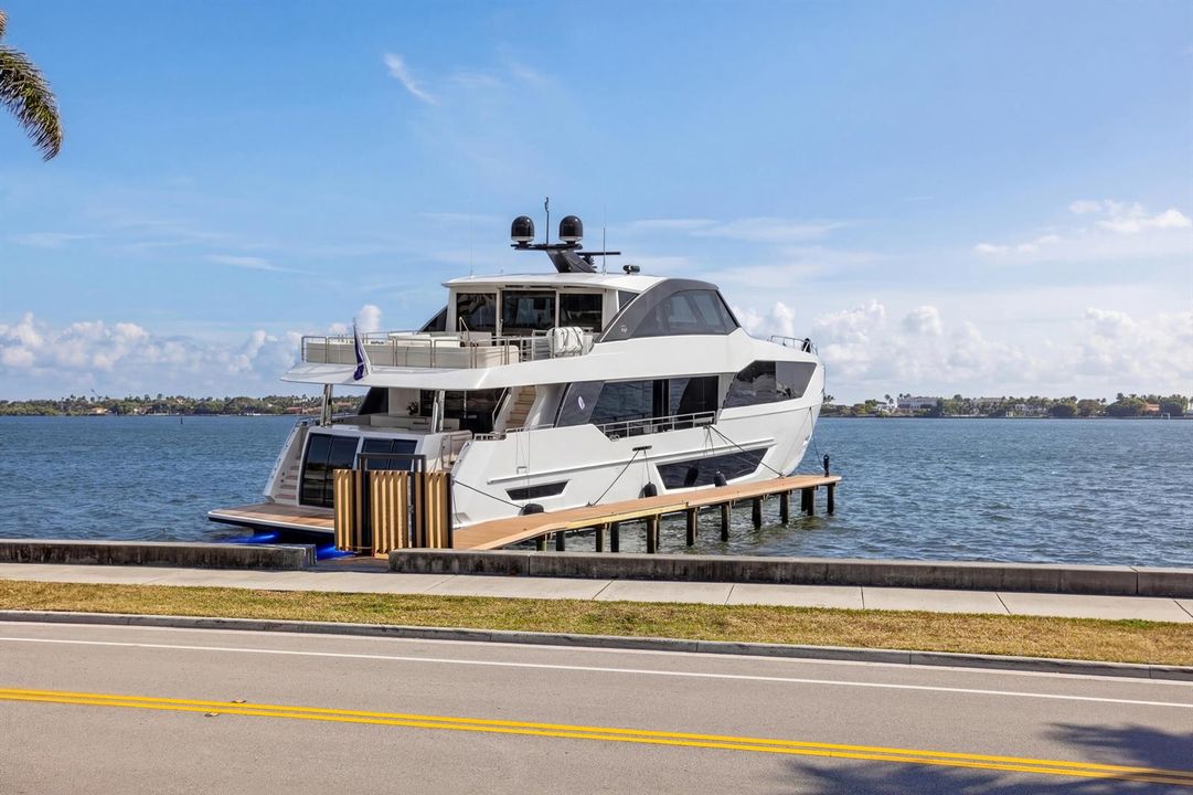 Dock_with_yacht