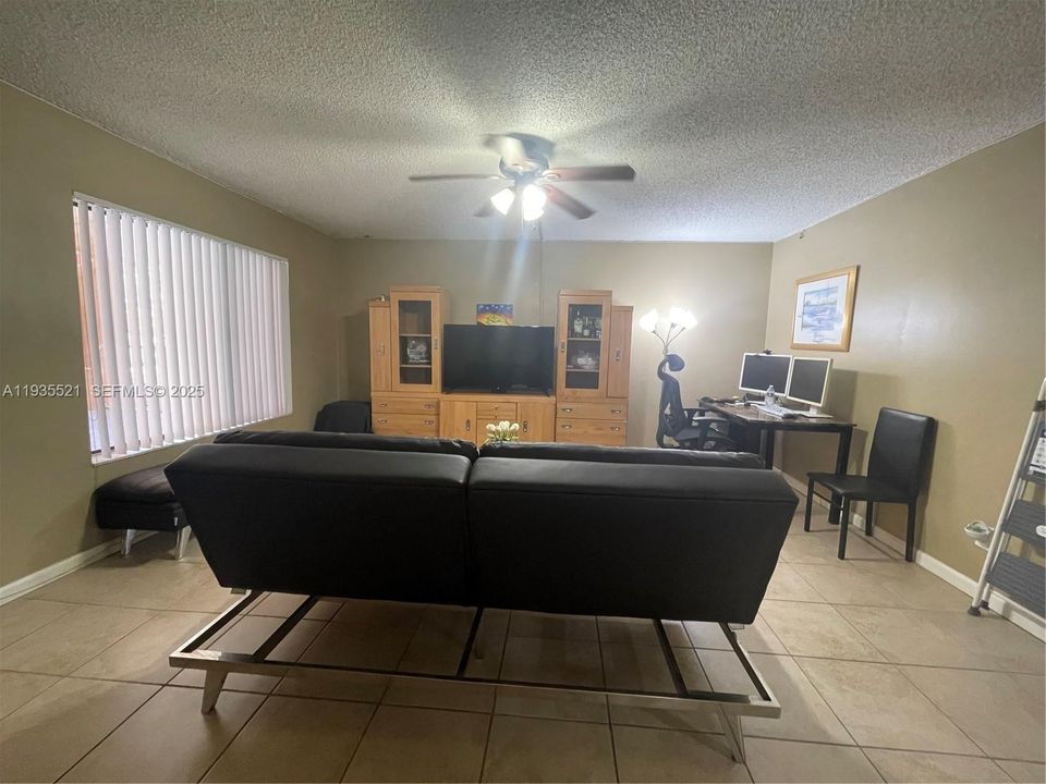 For Sale: $210,000 (2 beds, 2 baths, 963 Square Feet)