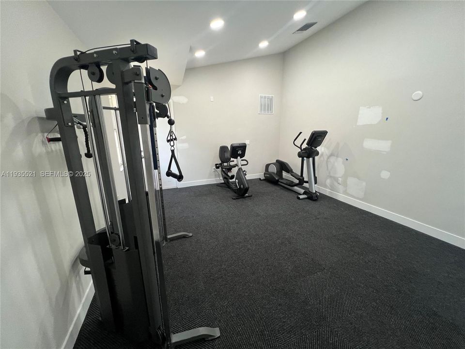 For Sale: $210,000 (2 beds, 2 baths, 963 Square Feet)