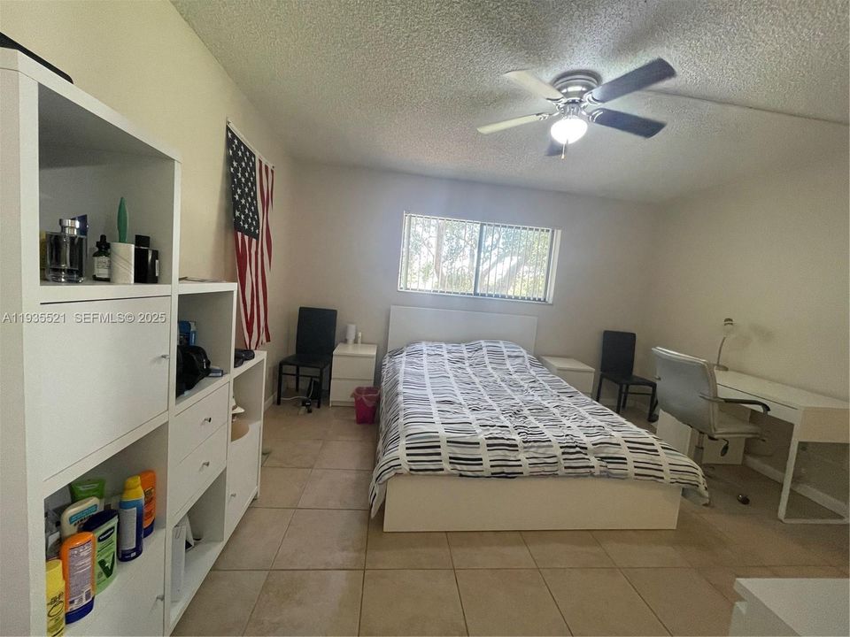 For Sale: $210,000 (2 beds, 2 baths, 963 Square Feet)