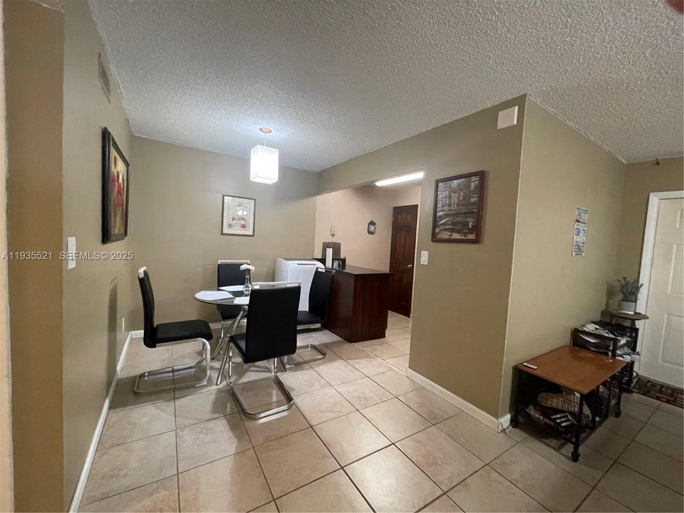 For Sale: $210,000 (2 beds, 2 baths, 963 Square Feet)