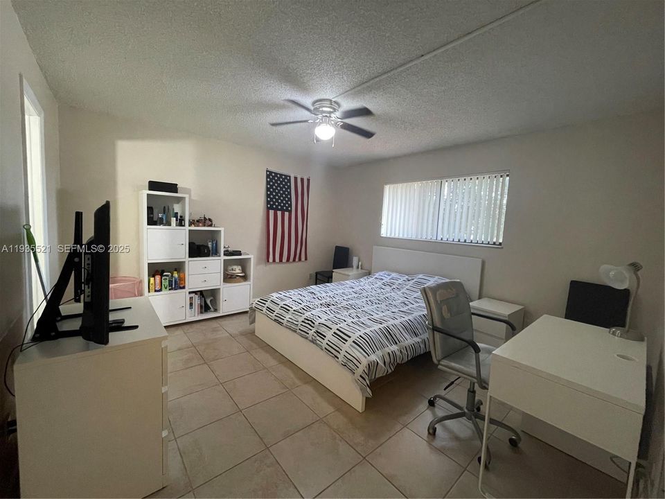 For Sale: $210,000 (2 beds, 2 baths, 963 Square Feet)