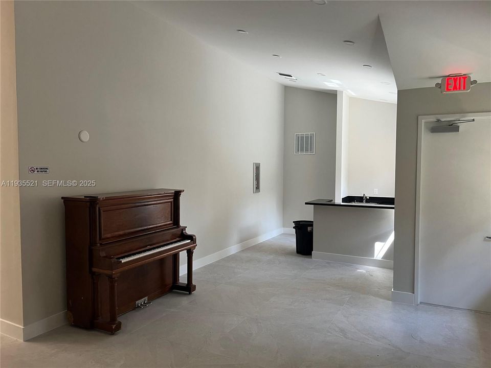 For Sale: $210,000 (2 beds, 2 baths, 963 Square Feet)