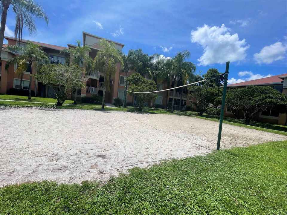 For Sale: $210,000 (2 beds, 2 baths, 963 Square Feet)