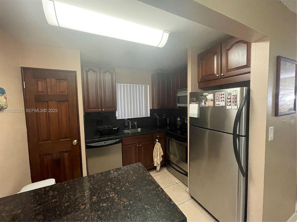 For Sale: $210,000 (2 beds, 2 baths, 963 Square Feet)