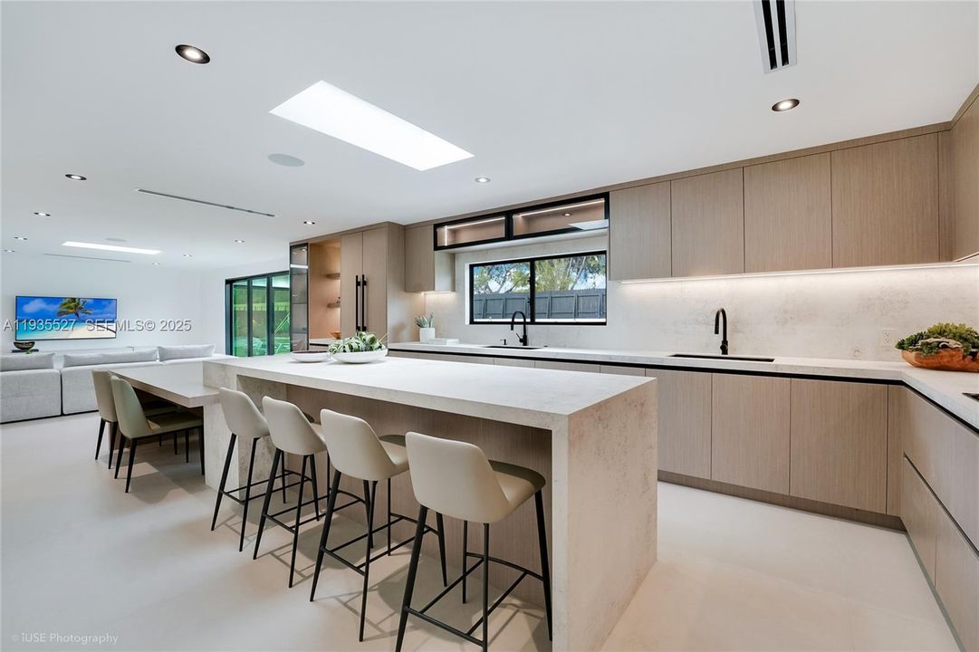 На продажу: $2,295,000 (6 спален, 6 ванн, 3312 Квадратных фут)