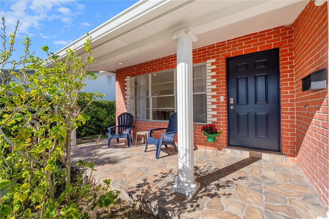 For Rent: $3,250 (2 beds, 2 baths, 1700 Square Feet)