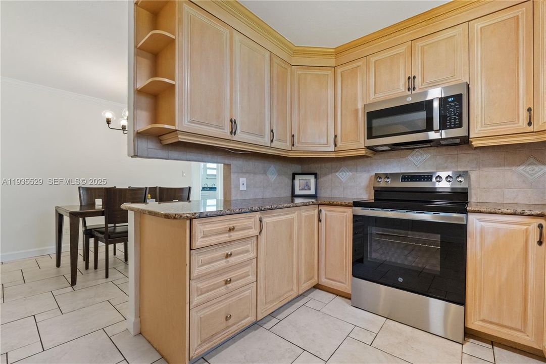 For Rent: $3,250 (2 beds, 2 baths, 1700 Square Feet)