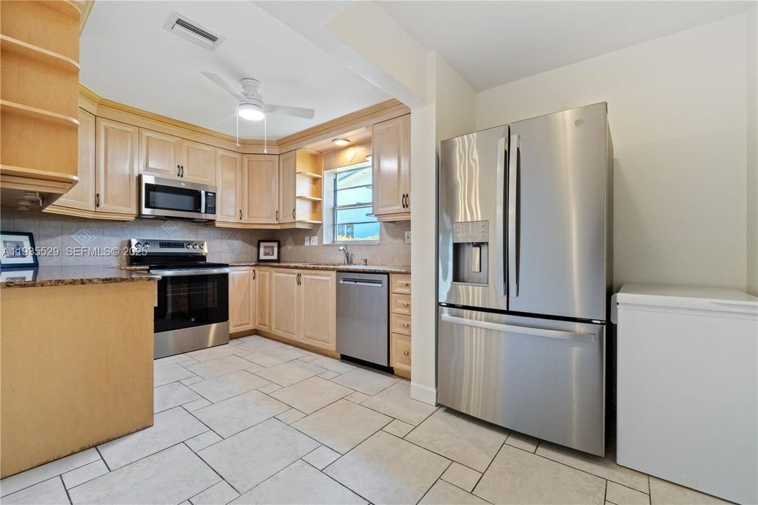 For Rent: $3,250 (2 beds, 2 baths, 1700 Square Feet)
