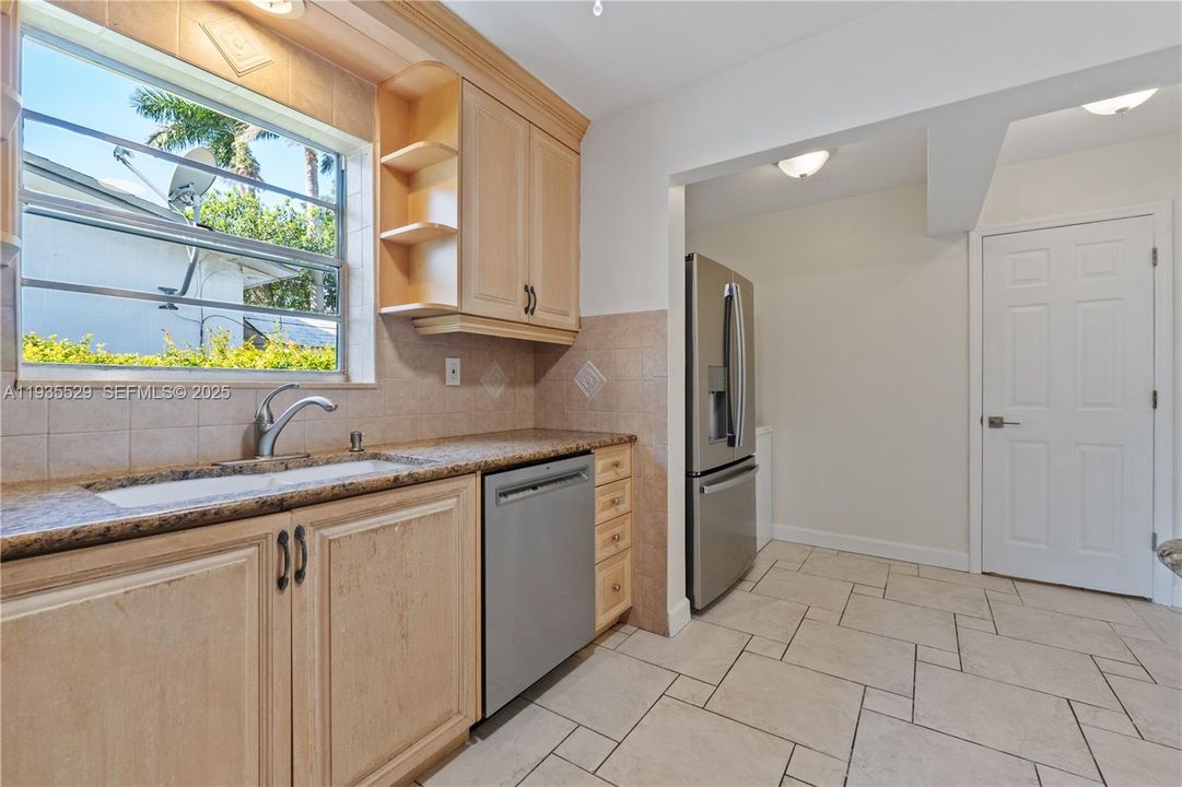 For Rent: $3,250 (2 beds, 2 baths, 1700 Square Feet)