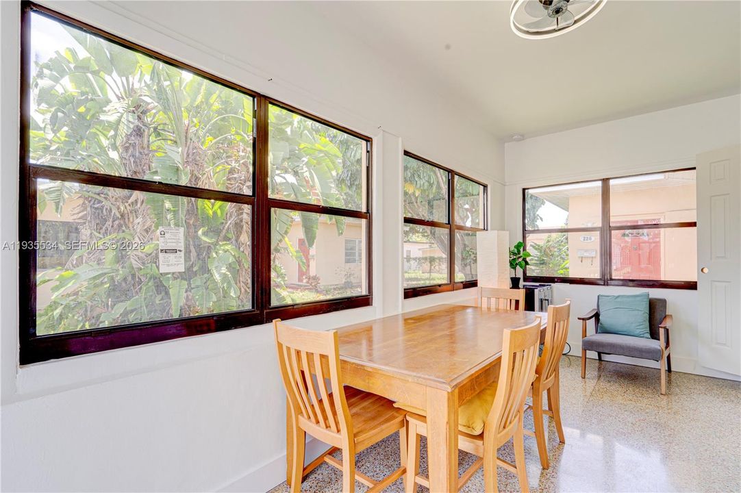 For Rent: $2,750 (3 beds, 1 baths, 900 Square Feet)