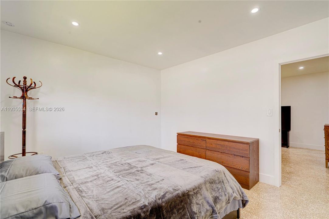 For Rent: $2,750 (3 beds, 1 baths, 900 Square Feet)