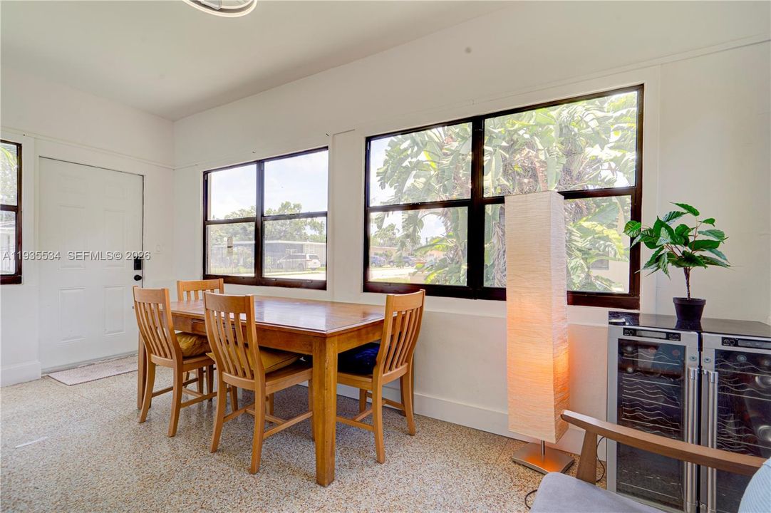 For Rent: $2,750 (3 beds, 1 baths, 900 Square Feet)