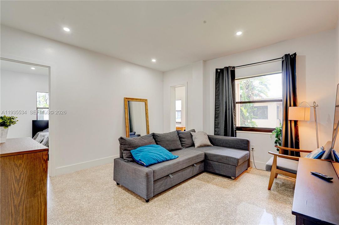 For Rent: $2,750 (3 beds, 1 baths, 900 Square Feet)