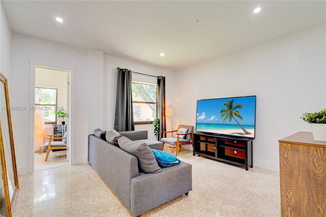 For Rent: $2,750 (3 beds, 1 baths, 900 Square Feet)