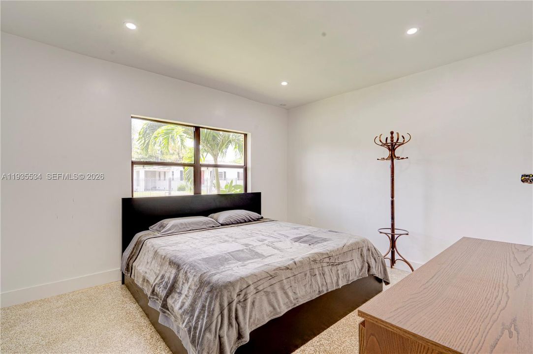 For Rent: $2,750 (3 beds, 1 baths, 900 Square Feet)