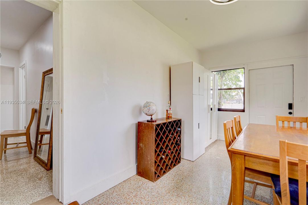 For Rent: $2,750 (3 beds, 1 baths, 900 Square Feet)