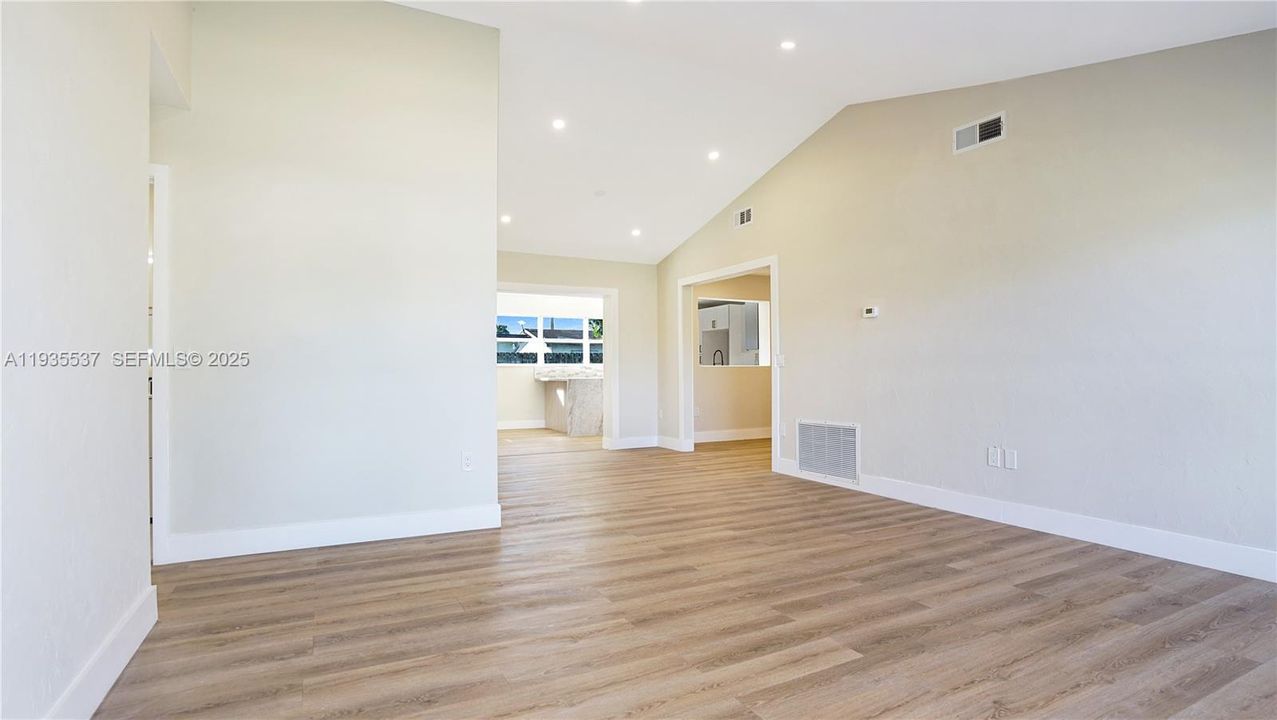 For Sale: $565,000 (3 beds, 2 baths, 1467 Square Feet)