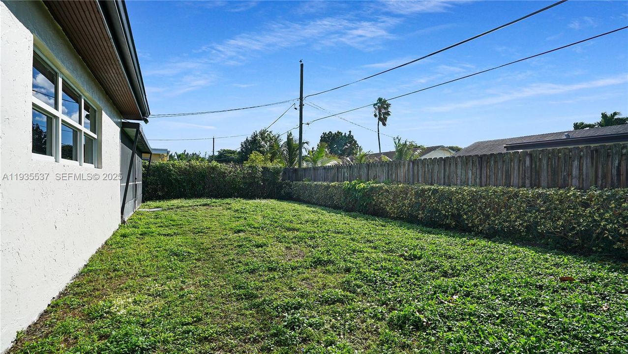 For Sale: $565,000 (3 beds, 2 baths, 1467 Square Feet)