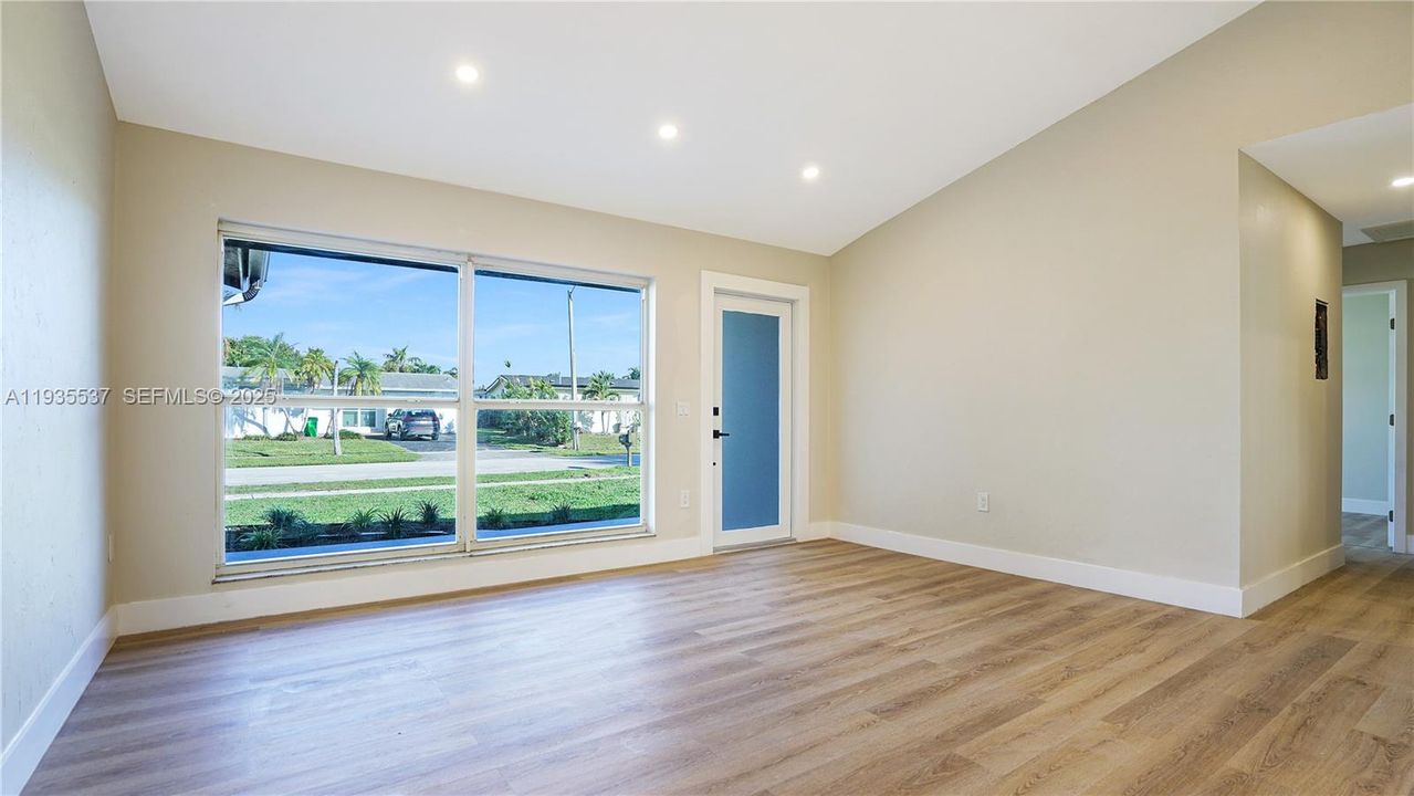 For Sale: $565,000 (3 beds, 2 baths, 1467 Square Feet)