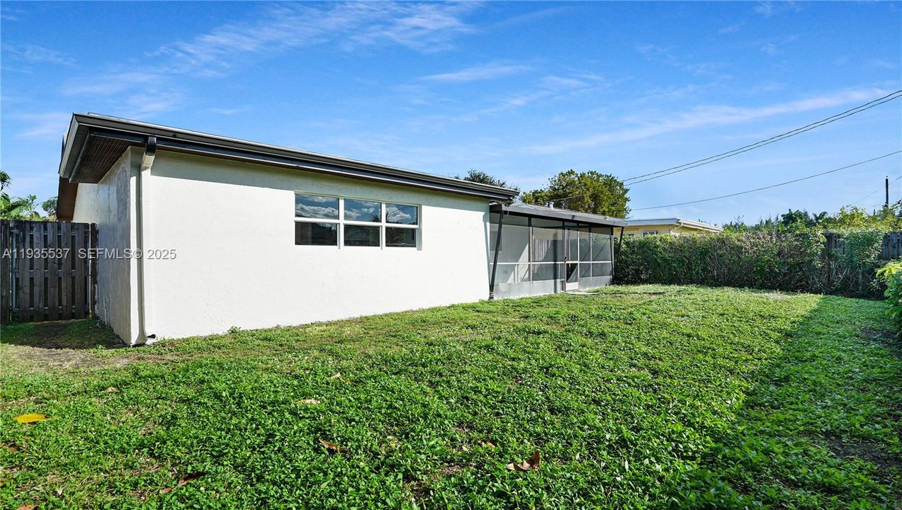 For Sale: $565,000 (3 beds, 2 baths, 1467 Square Feet)