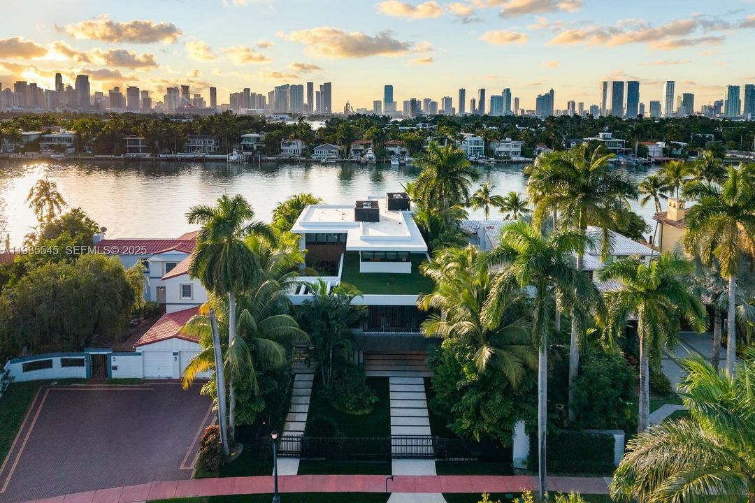 En Renta: $200,000 (6 camas, 7 baños, 5200 Pies cuadrados)