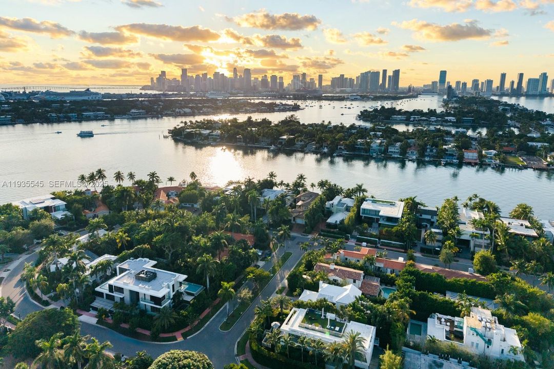 En Renta: $200,000 (6 camas, 7 baños, 5200 Pies cuadrados)