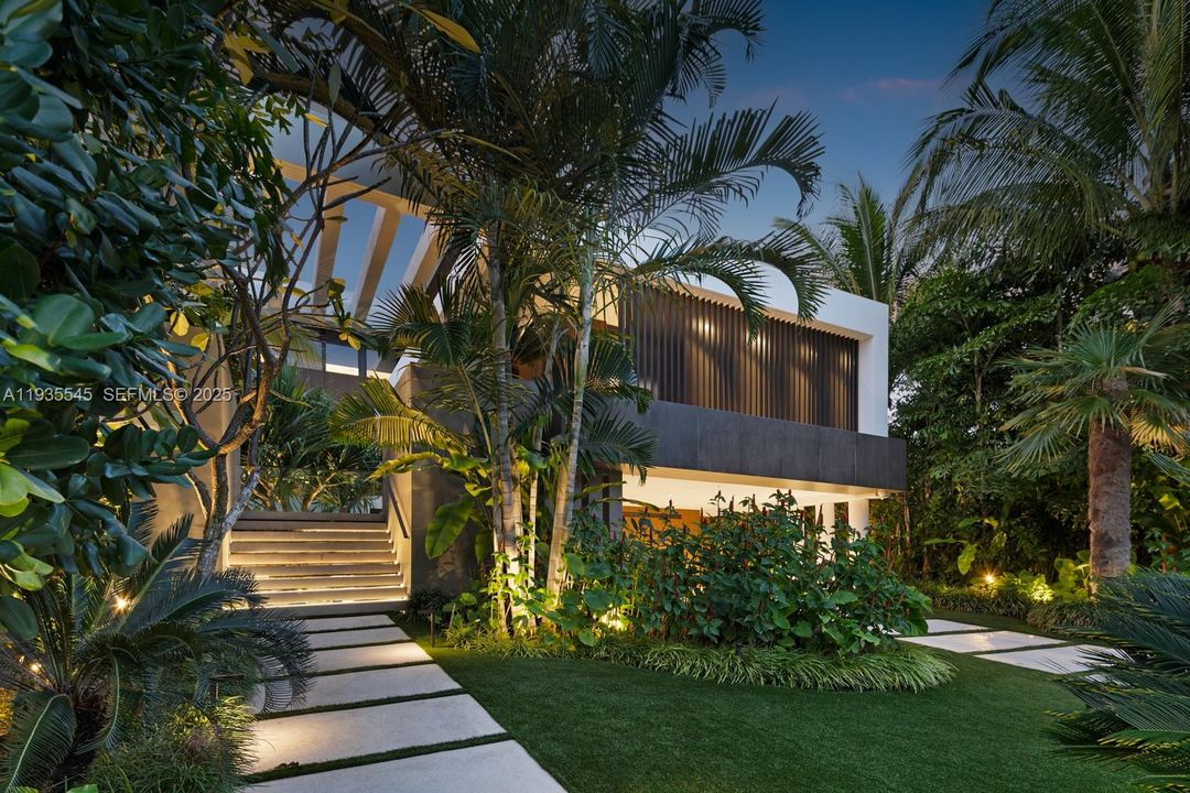 En Renta: $200,000 (6 camas, 7 baños, 5200 Pies cuadrados)