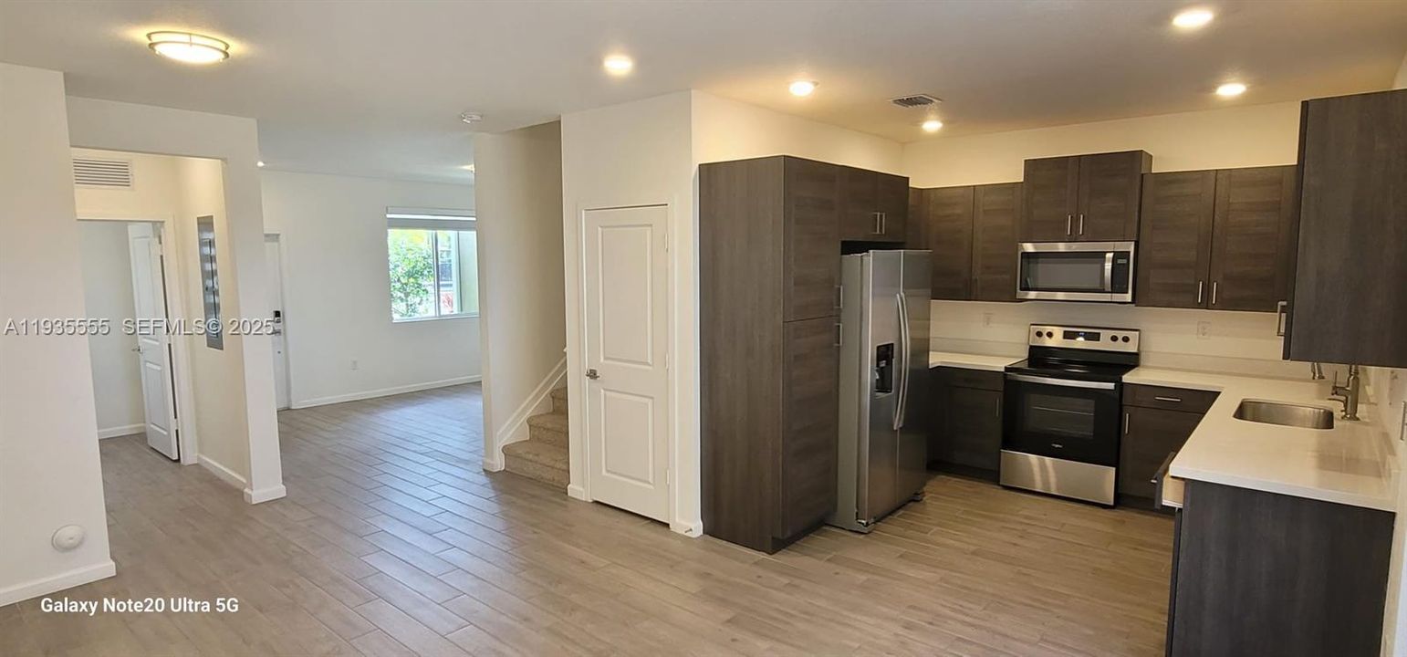 В аренду: $2,500 (3 спален, 2 ванн, 1302 Квадратных фут)