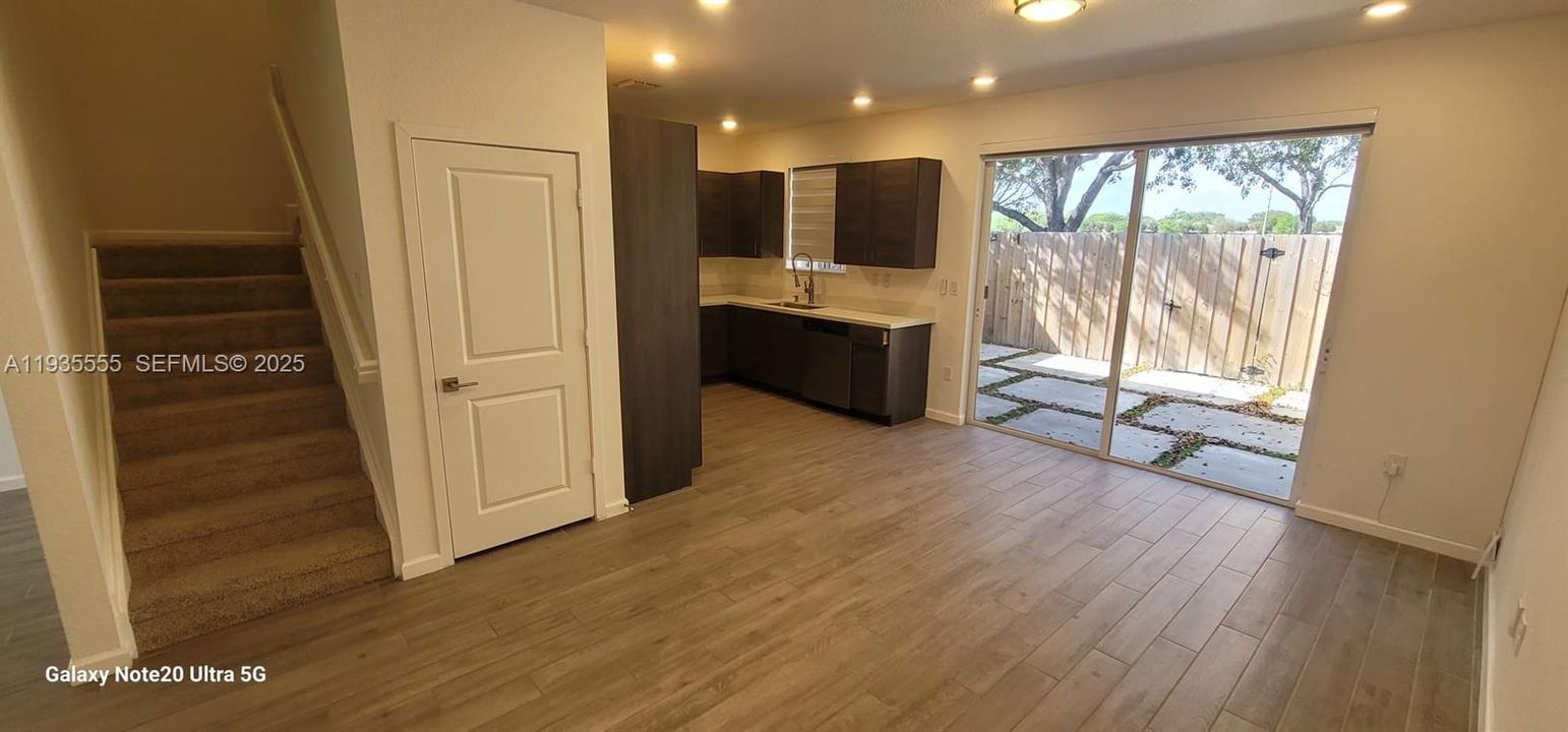 В аренду: $2,500 (3 спален, 2 ванн, 1302 Квадратных фут)