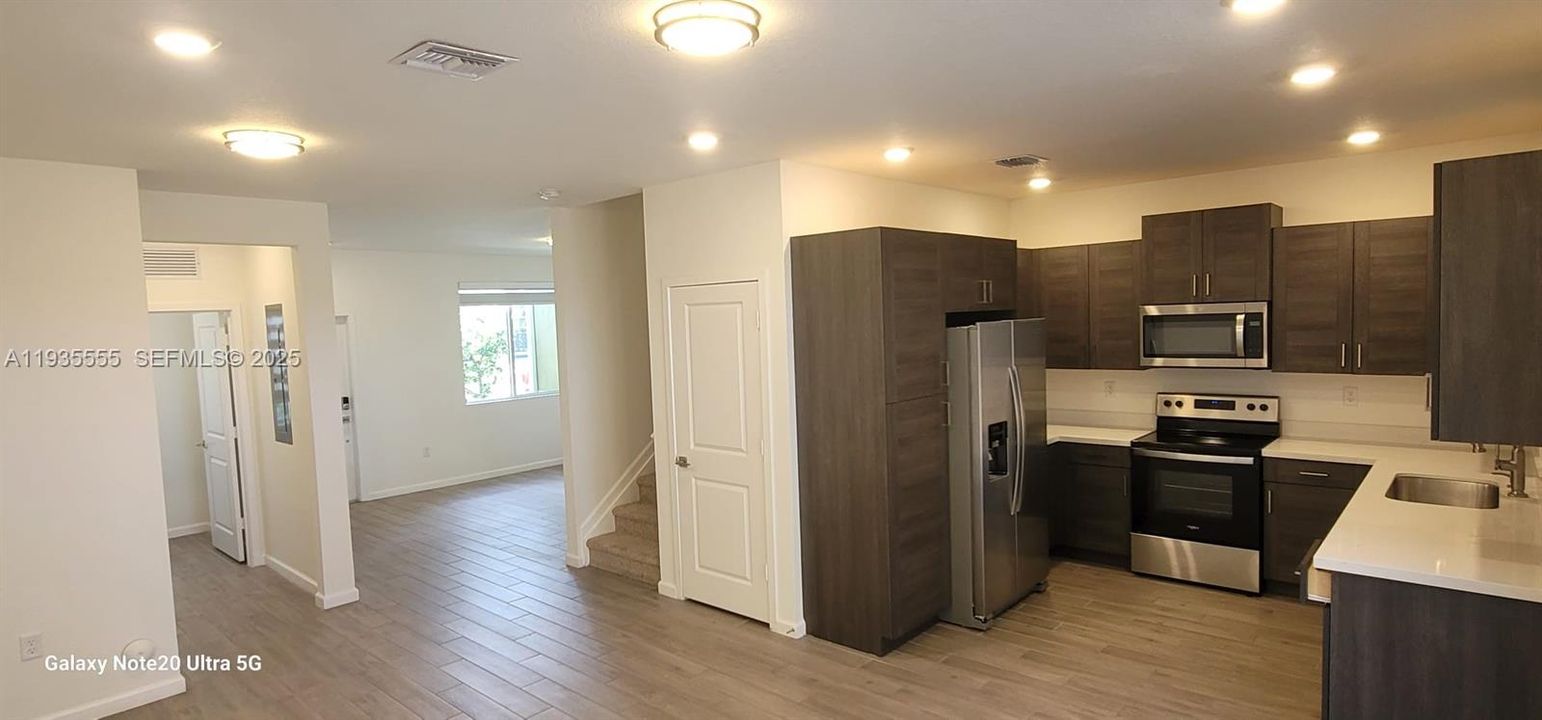 В аренду: $2,500 (3 спален, 2 ванн, 1302 Квадратных фут)