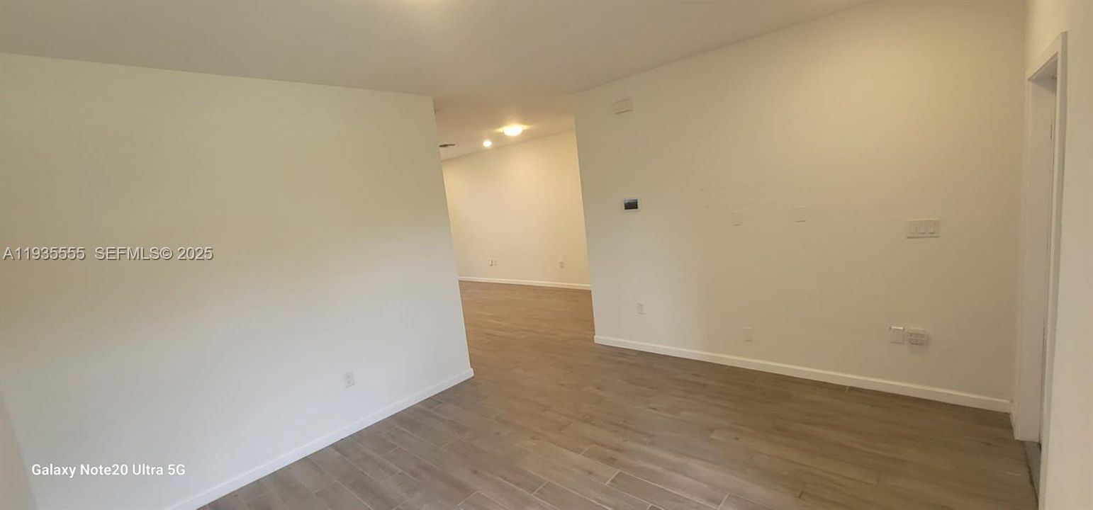 В аренду: $2,500 (3 спален, 2 ванн, 1302 Квадратных фут)