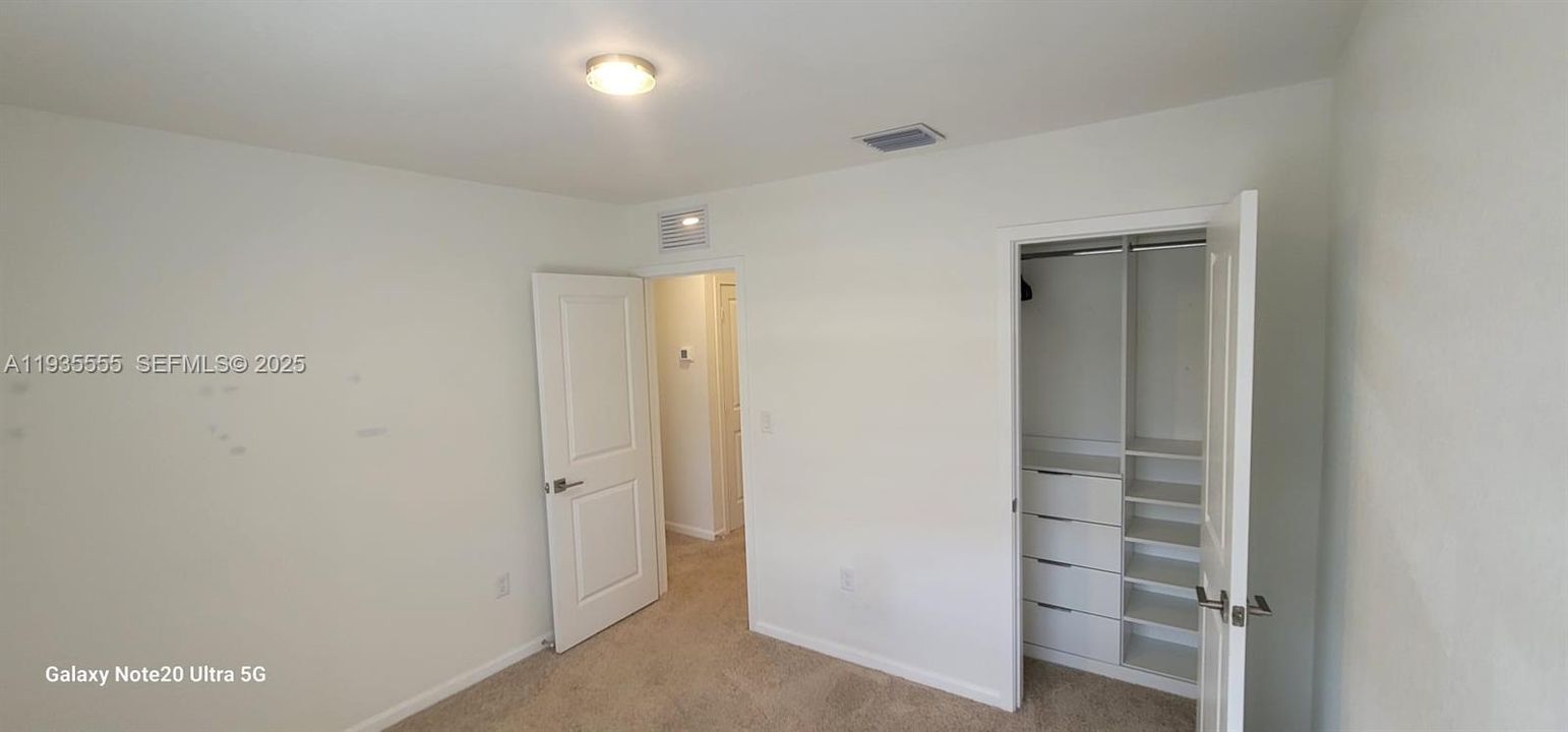 В аренду: $2,500 (3 спален, 2 ванн, 1302 Квадратных фут)