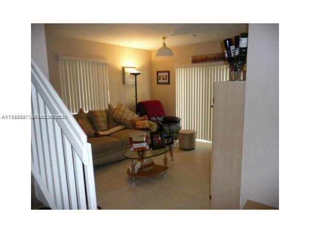 出租: $2,400 (3 贝兹, 2 浴室, 1123 平方英尺)