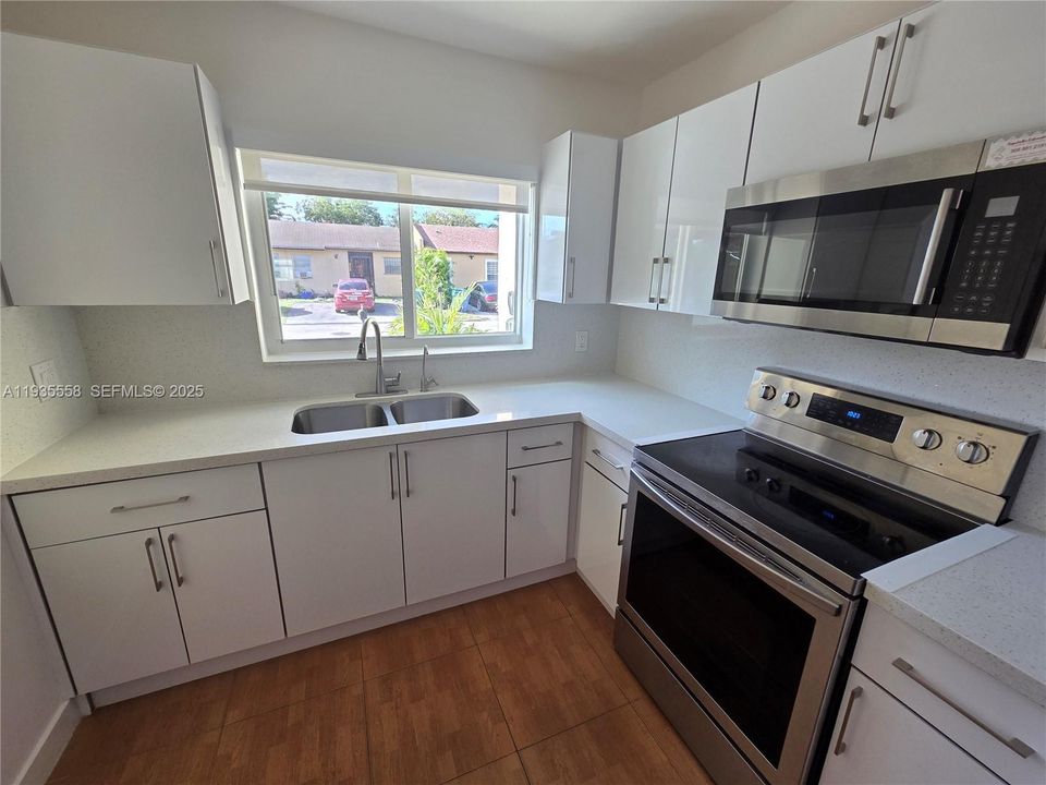 В аренду: $2,550 (3 спален, 2 ванн, 999 Квадратных фут)