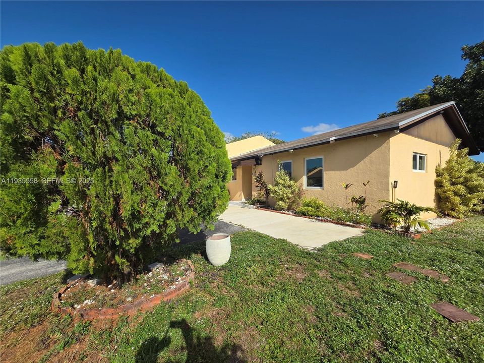 В аренду: $2,550 (3 спален, 2 ванн, 999 Квадратных фут)